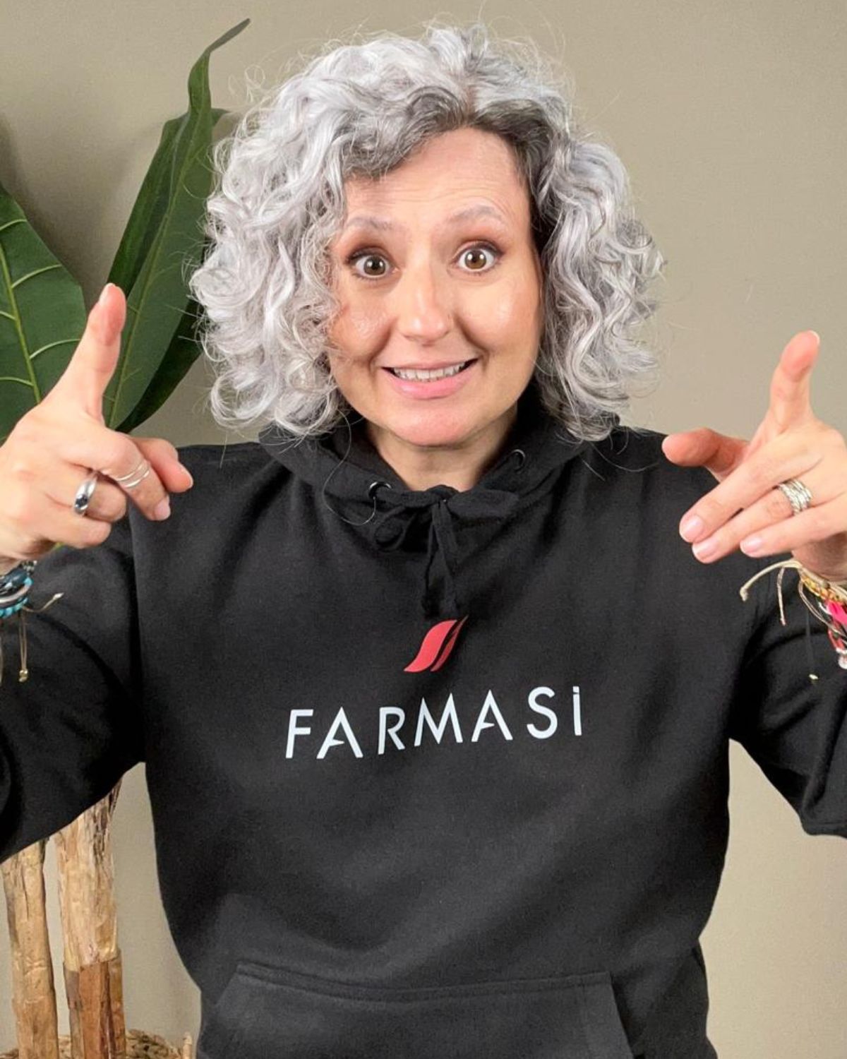 Sudadera Farmasi Negra Unisex Con Capucha